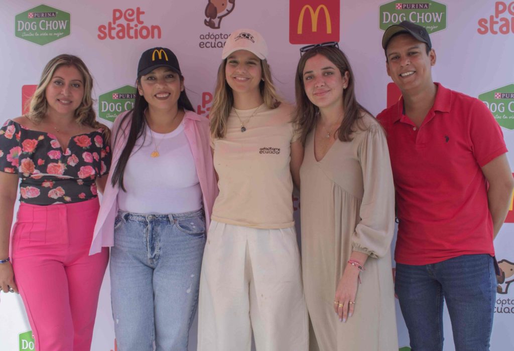 Carola Tucunango; Jefa de Tiendas de Pet Station, Paola Caicedo, Gerente de Comunicación de Arcos Dorados Ecuador, Patricia Isaías: Directora de la Fundación Adóptame Ecuador, Alejandra Durán; CEO La Aguja Mágica y José Doylerth; Veterinario del Equipo de Purina Dog Chow. (Foto Cortesía)