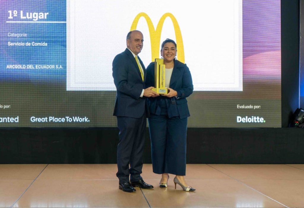 Gina Castagneto, Directora General de Arcos Dorados recibiendo el reconocimiento. (Foto Cortesía)