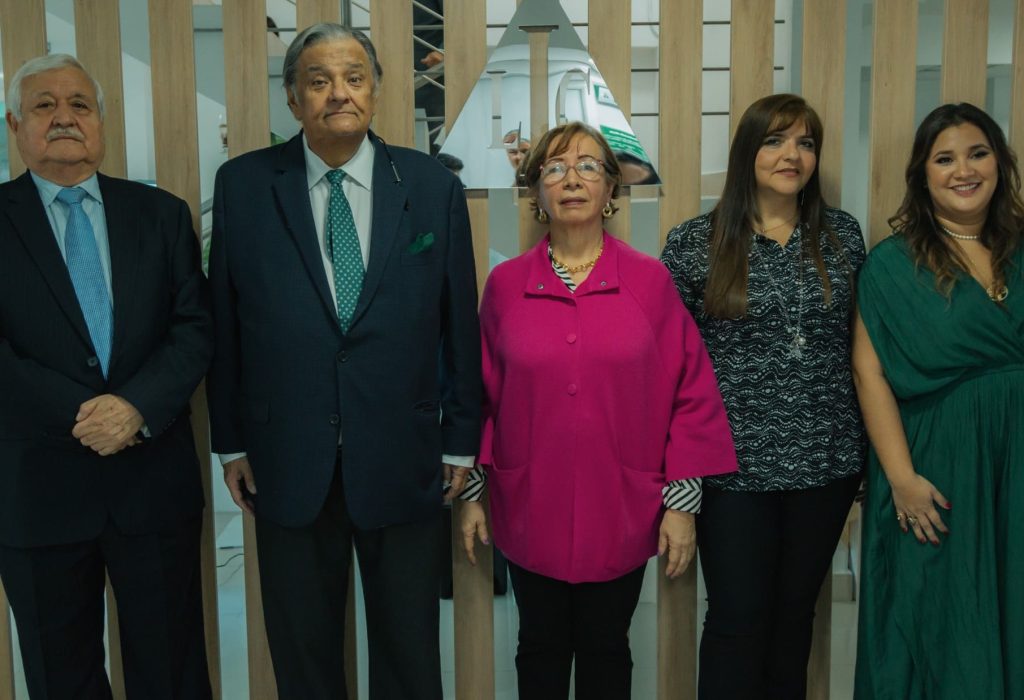 Dr. Carlos Delgado miembro del Directorio de Interlab junto al Dr. José Guevara Aguirre, Presidente Ejecutivo de Interlab; Dra. Vicenta Cevallos, Subdirectora Técnica de Interlab; Lcda. Tatiana Guerrero, Gerente Administrativa y Daniela Gutiérrez, Gerente General de Interlab. (Foto Cortesía)