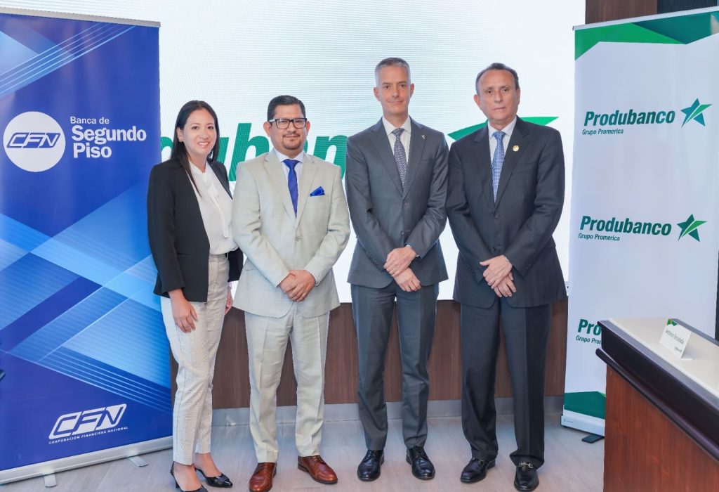 Andrea Pluas, Directora de Proyectos CFN BP; Javier Jarama, Gerente General CFN BP; Rubén Eguiguren, Presidente Ejecutivo de Produbanco; Jorge Andrade, Presidente del Directorio CFN BP. (Foto Cortesía)