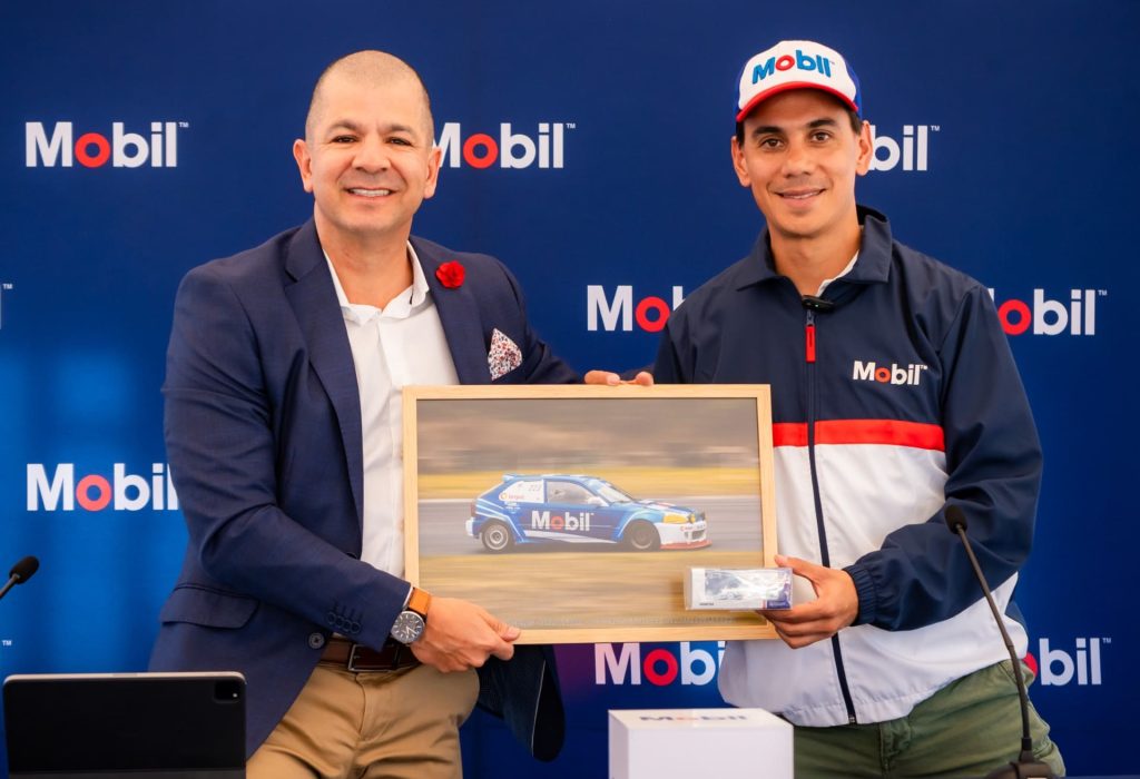 Christian Ayala, Director de Mercadeo de Mobil™, junto a Diego Morán, uno de los pilotos que contará con el respaldo de la marca en los 1001 KM de Yahuarcocha. (Foto Cortesía)