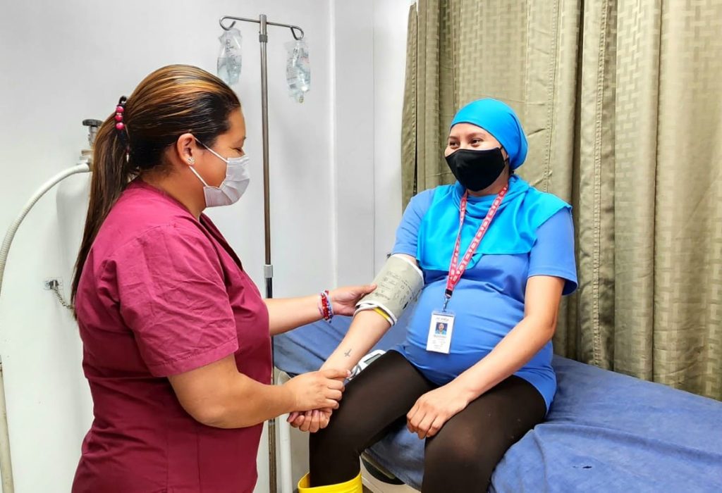 Madre durante un control médico. (Foto Cortesía)