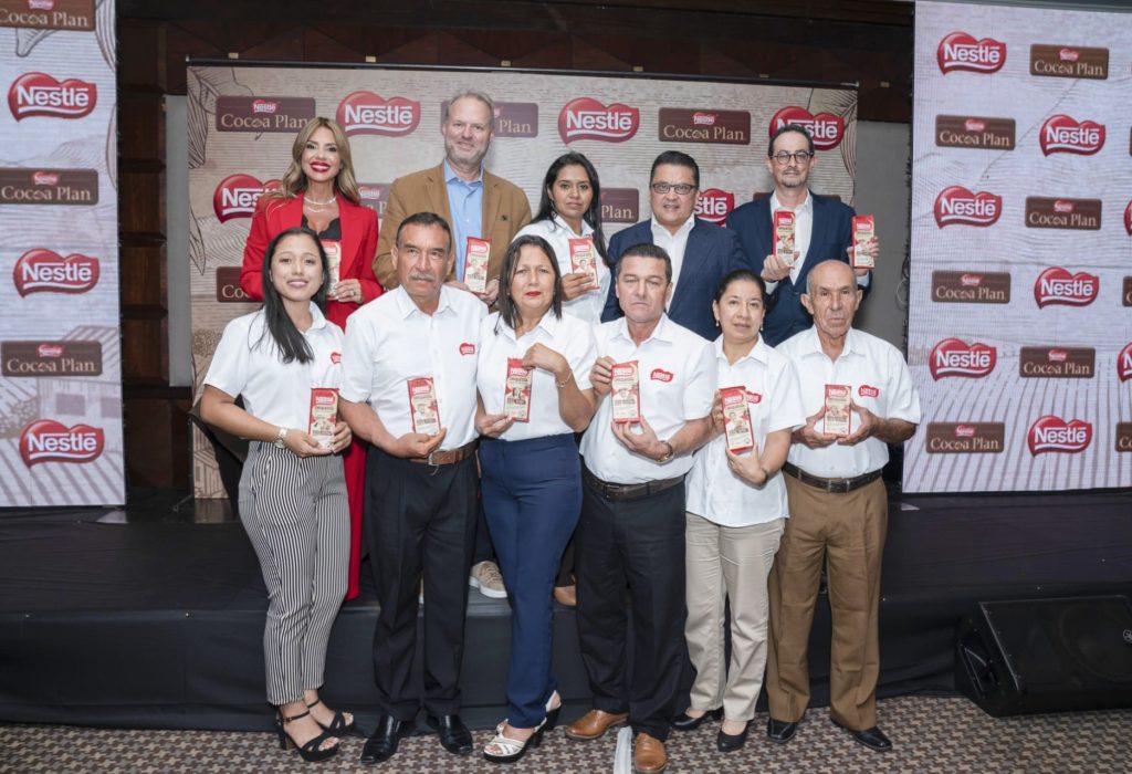 Autoridades de Nestlé Ecuador junto a cacaoteros ecuatorianos, durante el lanzamiento de “Nestlé Chocolatería”. (Foto Cortesía)