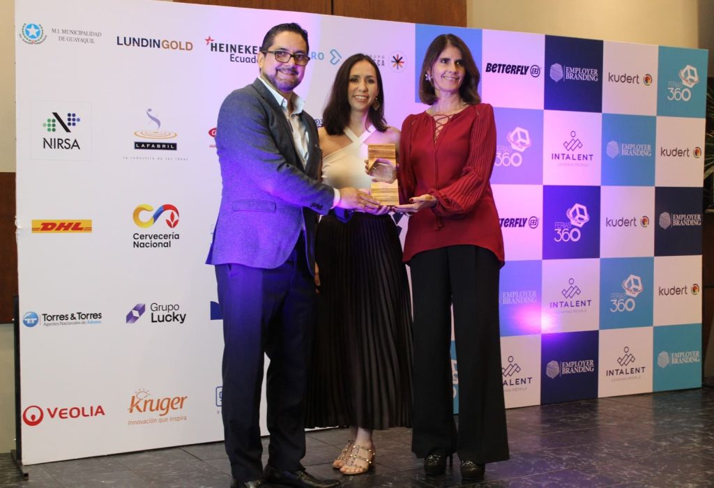 Juan Carlos Lima, director Comercial de Ferias 360, junto a Patricia Jaramillo, jefe de Desarrollo Organizacional y María Eugenia Albán, directora de Talento Humano de NIRSA. (Foto Cortesía)