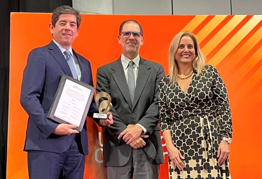 Francisco Solá Tanca - Presidente ejecutivo de agencia Norlop, Ernesto Noboa Vallarino, Ph.D -Rector de la Universidad Casa Grande y Mgtr. Jimena Babra Gilbert- Canciller de la universidad Casa Grande. (Foto Cortesía)