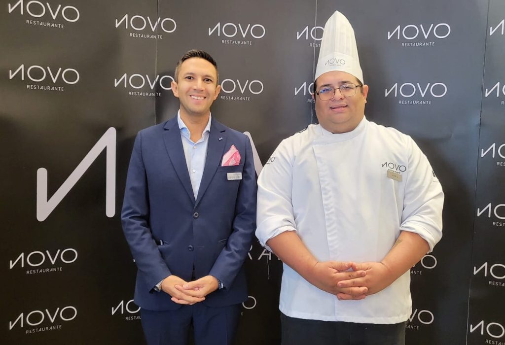 Jorge Bucheli, Gerente General del hotel Courtyard by Marriott Guayaquil y Juan García, Chef Ejecutivo del restaurante Novo. (Foto Cortesía)