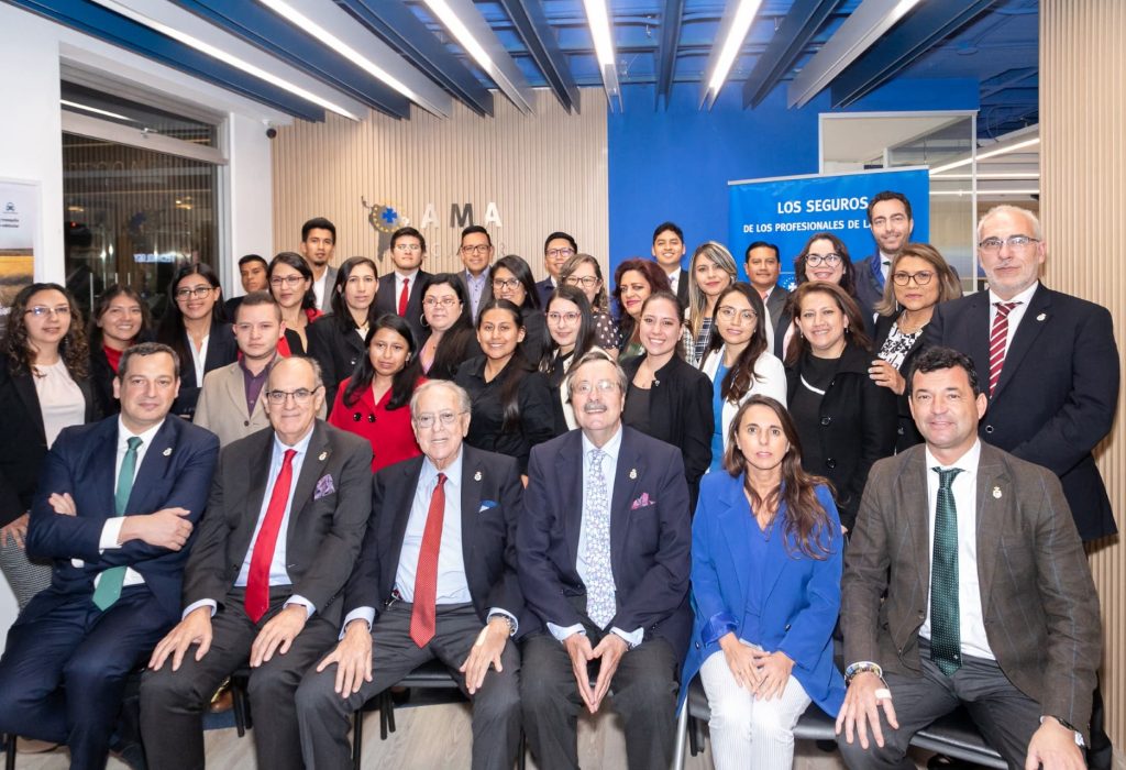 Equipo ejecutivo A.M.A. Grupo junto a colaboradores de la oficina AMA América Quito. (Foto Cortesía)