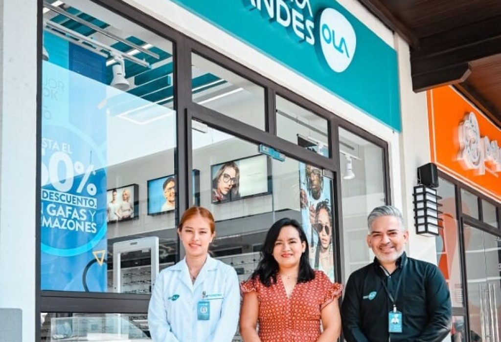 Alisson Torres, Optómetra; Gina Castro, Coordinadora de Ventas; y Kleber Añazco, Asesor Comercial de Óptica Los Andes. (Foto Cortesía)