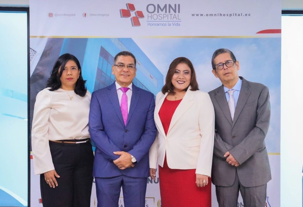 Autoridades de Omni Hospital. (Foto Cortesía)
