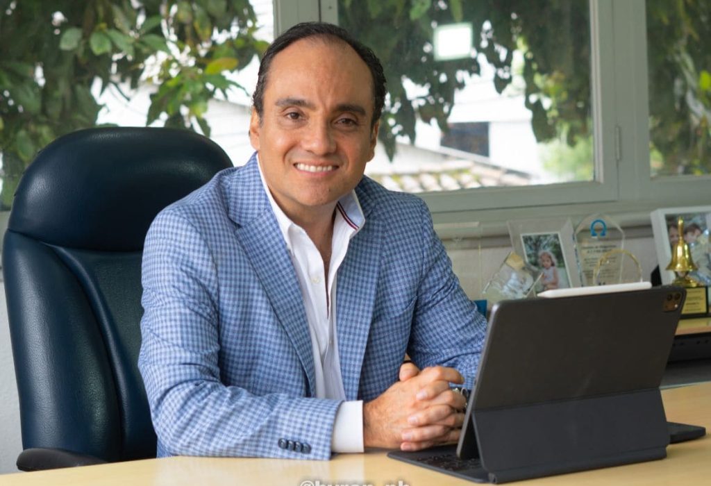 Oswaldo Landázuri es ingeniero comercial por la Pontificia Universidad Católica del Ecuador. (Foto Cortesía)