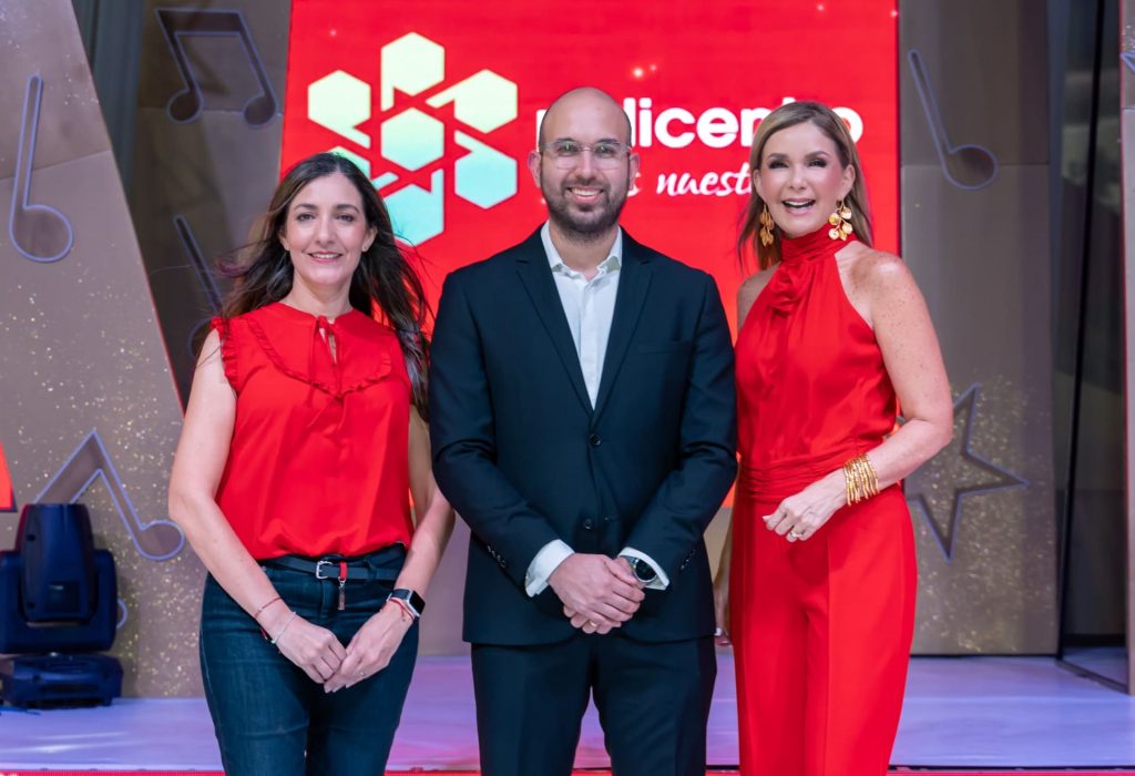 Mariella Pesantes, Jefe de Marketing de Policentro; Esteban De Los Ríos, Gerente de Marketing de Bimbo Ecuador y Rocío Cedeño. (Foto Cortesía)