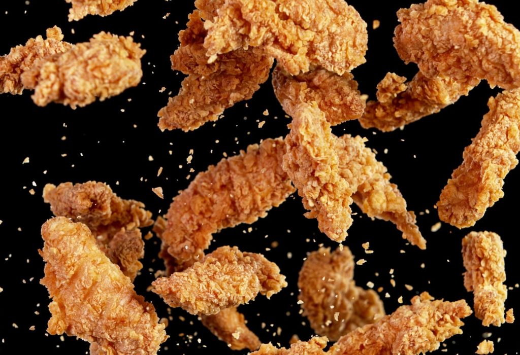 Las papas fritas, salchipapas y consomé fueron los tres acompañamientos más solicitados por los ecuatorianos al pedir pollo frito por la app. (Foto Referencial)