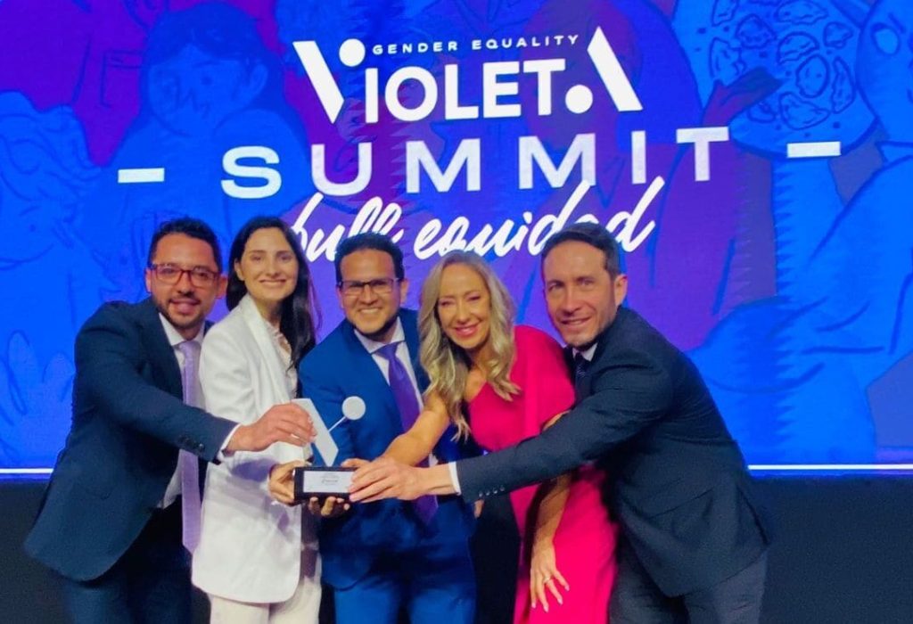 Alejandro Muñoz, Especialista de CSR Holcim Ecuador; Nathalie Rovayo, Coordinadora de Desarrollo en Holcim Ecuador; Andrés Antepara, HR Business Partner en Holcim Ecuador; Gabriela Jijón, Gerente de Legal, Compliance y Asuntos Corporativos de Holcim Ecuador; Nelson Chávez, Jefe Regional RMX de Holcim Ecuador. (Foto Cortesía)