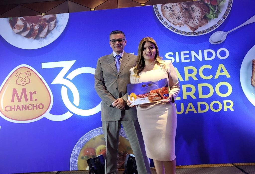 Xavier Tobar - Director en Comunicaciones de Pronaca y María Elisa Valenzuela - Gerente Comercial de Negocio de Cerdos. (Foto Cortesía)