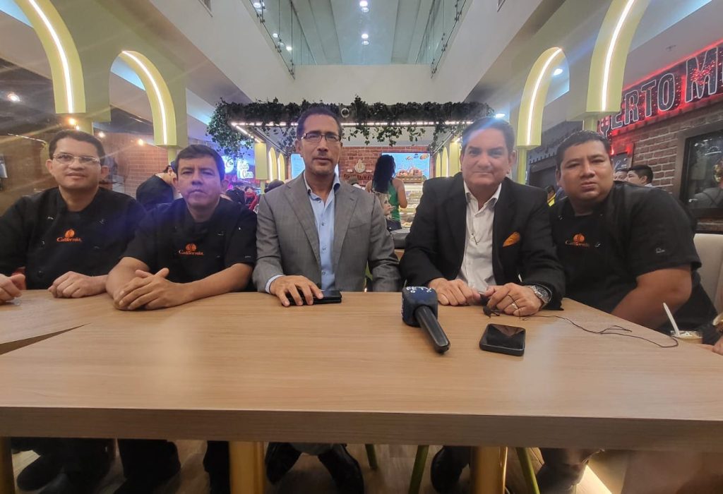 Autoridades y chefs de Panadería y pastelería california. (Foto Cortesía)