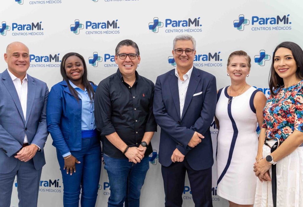 Diego Vera; Vicepresidente de Ventas VERIS, Marola Chillambo de León; Jefa de Centros Médicos PARAMÍ Mall del Norte, Concejal Jorge Rodríguez, Dr. Jorge Andrés Wills; Presidente Ejecutivo Veris, Dra. Jenny Mejía; Vicepresidente de Gestión Clínica y Operaciones VERIS y Gabriela Quezada; Gerente de Marketing de VERIS. (Foto Cortesía)