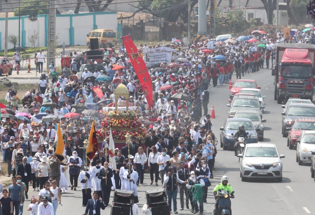 Más de 3.000 personas se espera participen de la Solemnidad del Corpus Christi que organiza la Parroquia San Alberto Magno y que se realizará el domingo 11 de junio, con la Santa Misa a las 08h00 en el Colegio Torremar y luego la procesión por la Av. León Febres-Cordero.