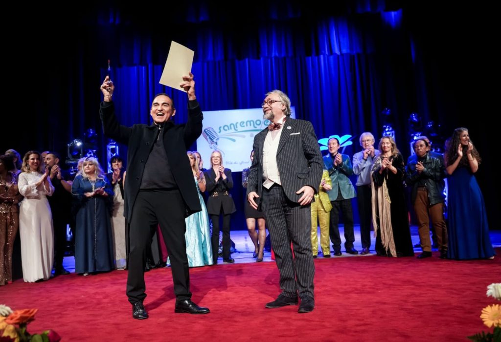 Patricio lópez y su premio (1)
