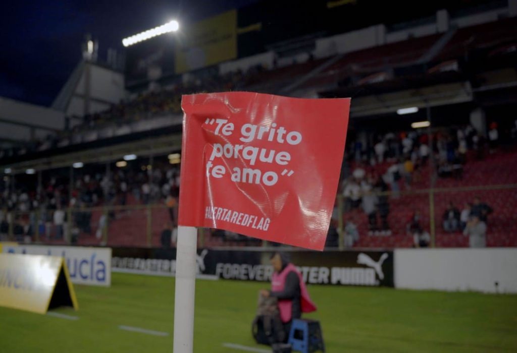 Mediante la iniciativa denominada “Alerta Red Flags”, la marca concientizó acerca de la realidad que se viven las mujeres a causa de la violencia de género y las agresiones hacia las mujeres. (Foto Cortesía)