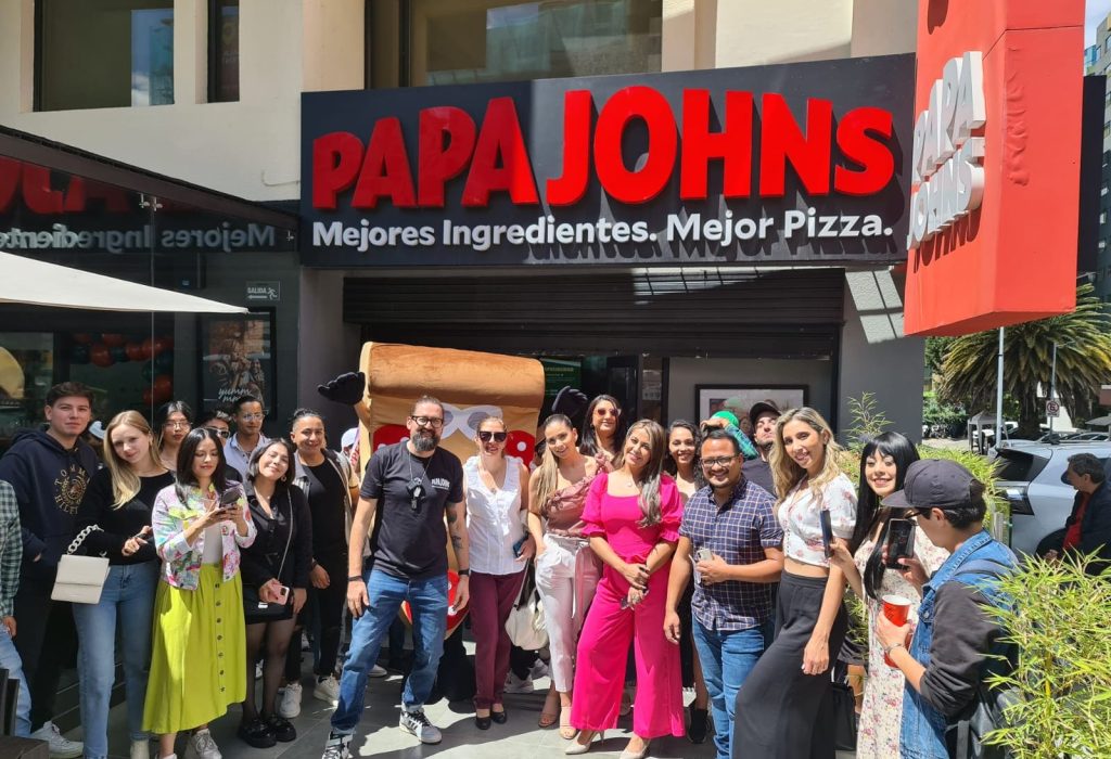 Jalal Dubois, vocero oficial de Pizza Day 2023 junto a influencers de la ciudad de Quito. (Foto Cortesía)