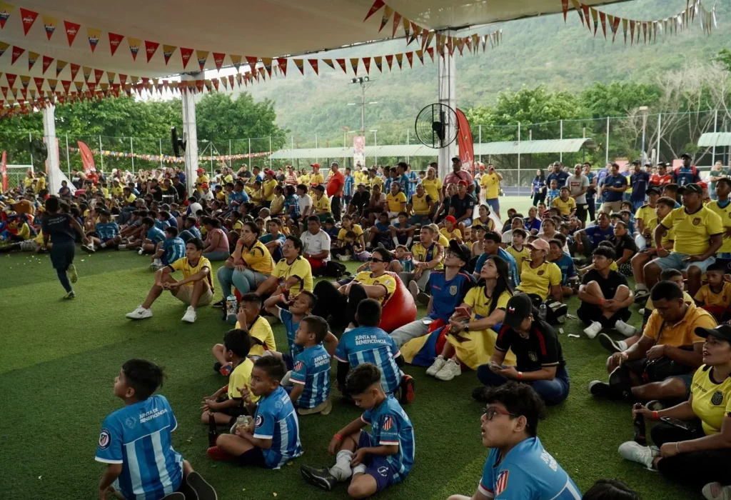 Cientos de niños, adolescentes y jóvenes disfrutaron del
Pony Fest, primer fan fest del país creado exclusivamente para apoyar a
LA TRI en un ambiente seguro, lleno de entretenimiento y energía
natural.