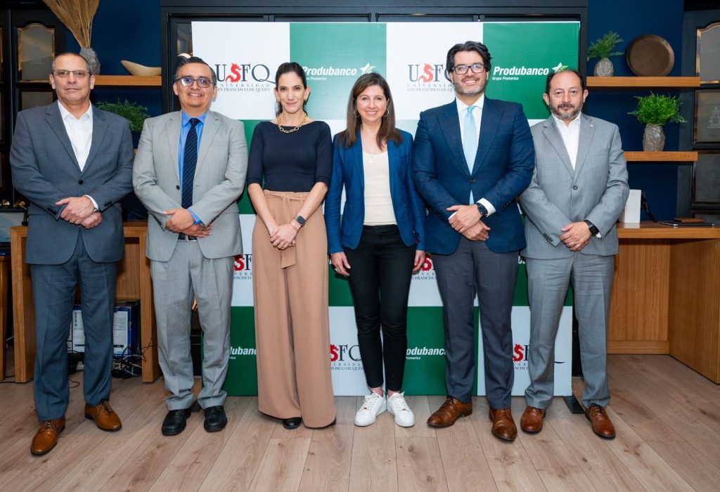 Cesar Zambrano, Decano de Investigación USFQ; Diego Grijalva, Profesor de investigación School of Business; Claudia Tobar, Directora de innovación y vinculación con la sociedad; María Isabel Román, Vicepresidente de Banca Minorista de Produbanco; Gregorio Moreno, Vicepresidente Segmento Pyme y Fabián Garzón, Vicepresidente de Transformación Digital de Produbanco. (Foto Cortesía)