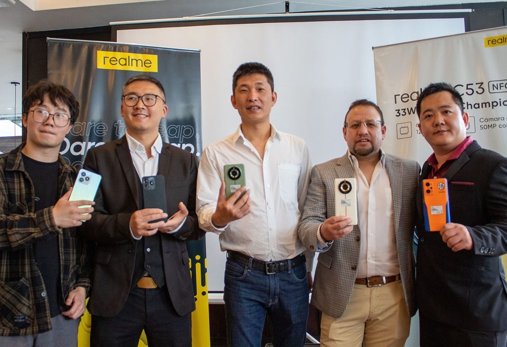 Alonso Ruan, Marketing Manager; Masun Sun, Country Manager; Carbon Zhang, CEO Evotech Latinoamérica; Juan Manuel Barrera, Gerente Comercial y; Simon Zhang, CEO Realme Ecuador. (Foto Cortesía)