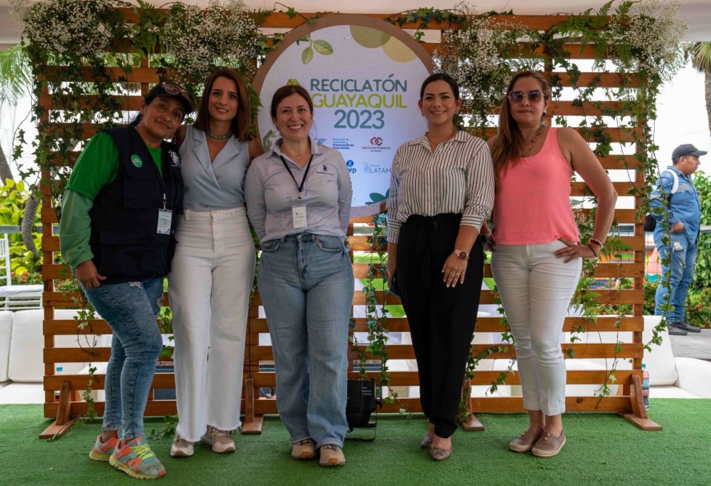 Monserrat Rengifo, representante de recicladores de base, María Fernanda Rumbea, directora de Ambiente y Preservación de Áreas Verdes del Municipio de Guayaquil; Fiorella Danjoy, Representante de Recicla LATAM, Iris Bastidas, representante de Arca Continental y Martha di Filipi, representante de Fundación Malecón 2000. (Foto Cortesía)