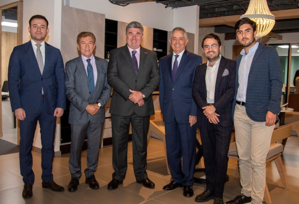 Suat ALTAS, consejero Comercial de la Embajada de Turquía en Quito; Dr. Gonzalo León, director de la Constructora GLS, Chris Campbell, Embajador de Reino Unido; Federico Pérez; Gonzalo León, director ejecutivo de Regus Quito y Mateo León, CEO de Regus Quito. (Foto Cortesía)