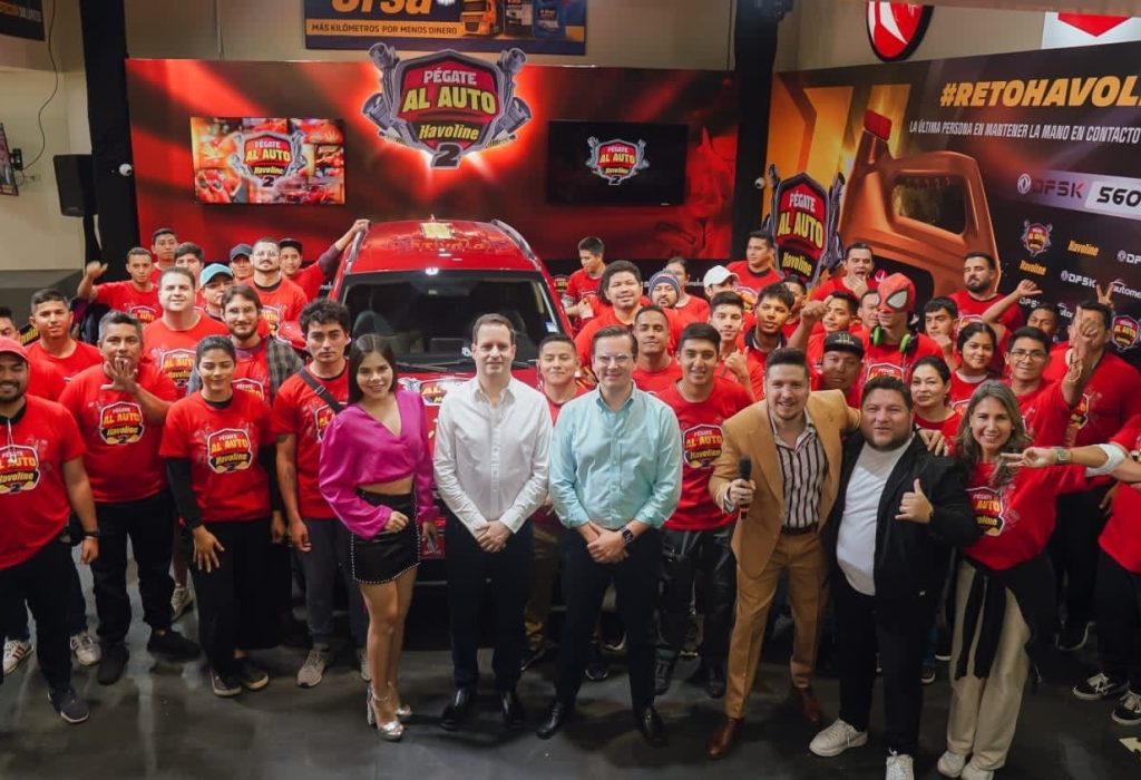 Autoridades de Conauto junto a los participantes del Reto Havoline 2. (Foto Cortesía)