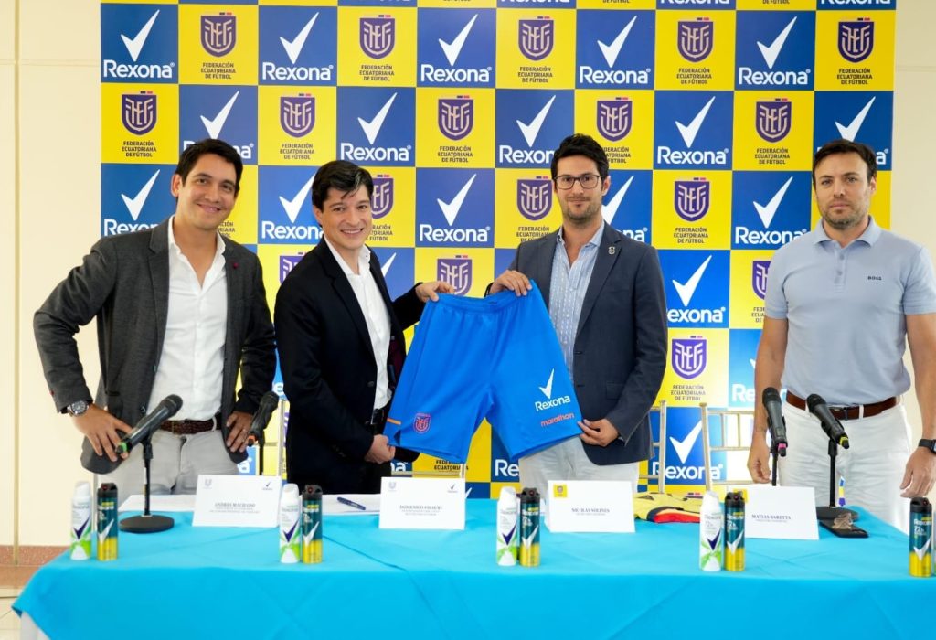 Andrés Machado- Líder de la categoría de cuidado personal; Doménico Filauri- Vicepresidente Ejecutivo de Unilever Ecuador; Nicolas Solines- Secretario General FEF y Matías Baretta- Director Comercial FEF. (Foto Cortesía)