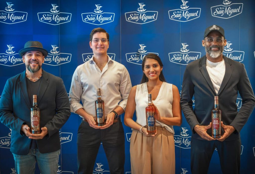 Felipe Fiel (Embajador de marca), Juan Emilio Peña (Gerente de Marketing de Licores), Paola (Coordinadora de Marketing) y Almel Cadallón. (Foto Cortesía)
