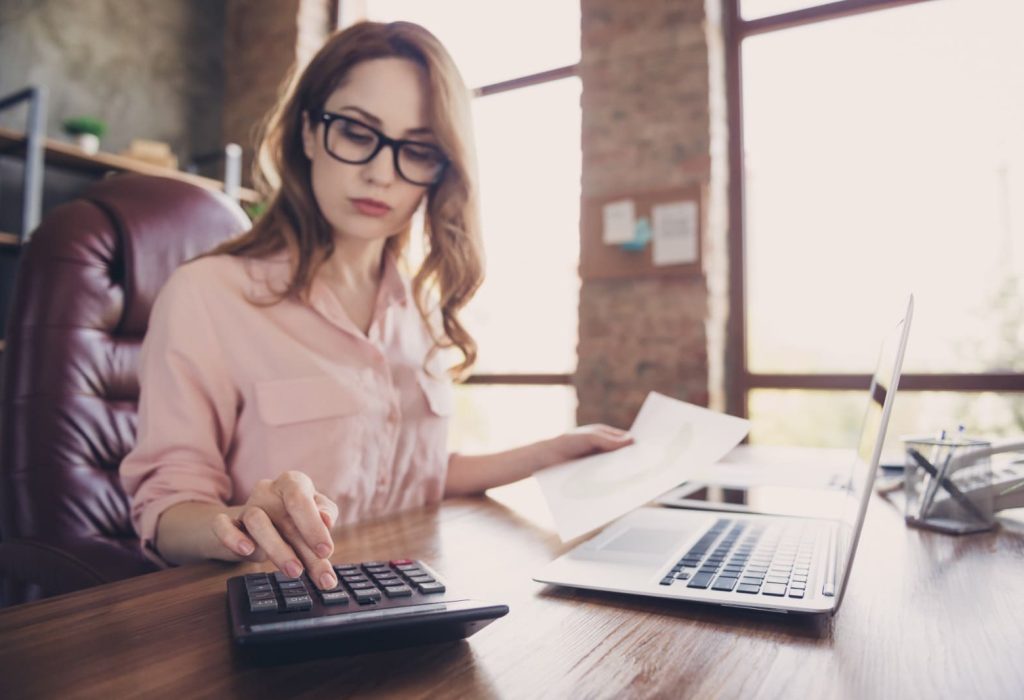 El salario promedio pretendido por los hombres es de USD 818 por mes, mientras que el de las mujeres es de USD 744. El requerimiento salarial de los hombres es 10.03% superior. (Foto Referencial)