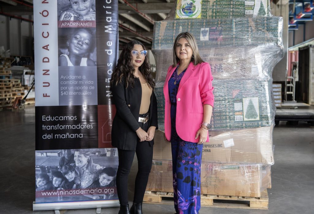 Ximena Carrera, de la Fundación Amparo y Formación Infantil Padre José Kentenich; junto a Lorena Fabara, gerente de marketing de Salón de Navidad. (Foto Cortesía)