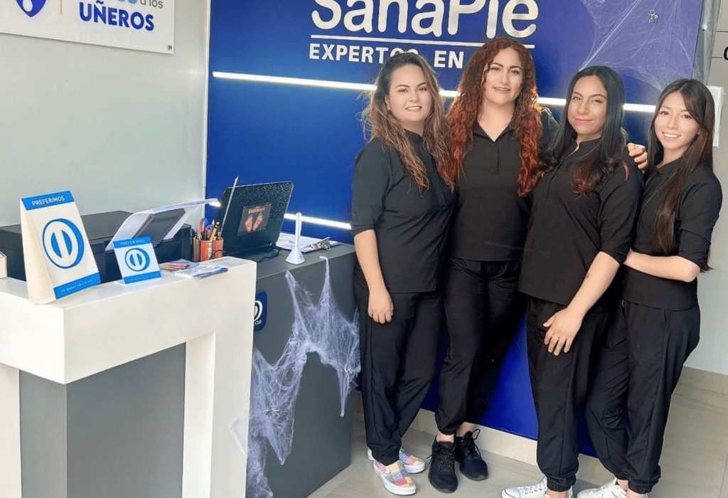 Podólogas de Sana Pie centro comercial Puruhá. (Foto Cortesía)