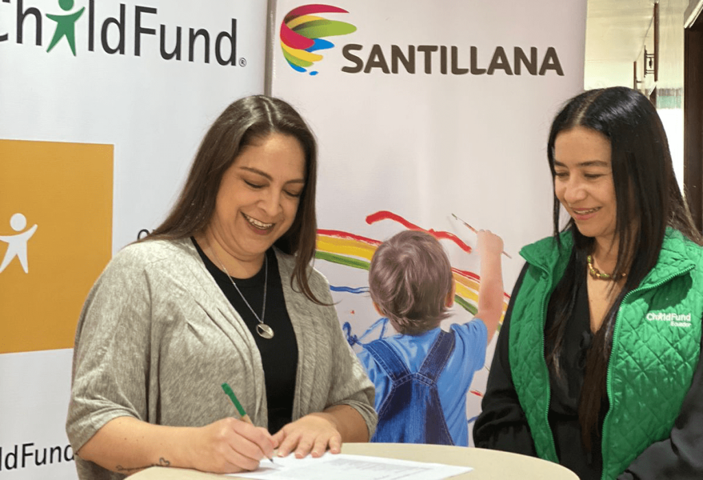 María Gabriela Ponce, jefe de Marketing y comunicación de Santillana, y María Cristina Barrera, directora país ChildFund International. (Foto Cortesía)