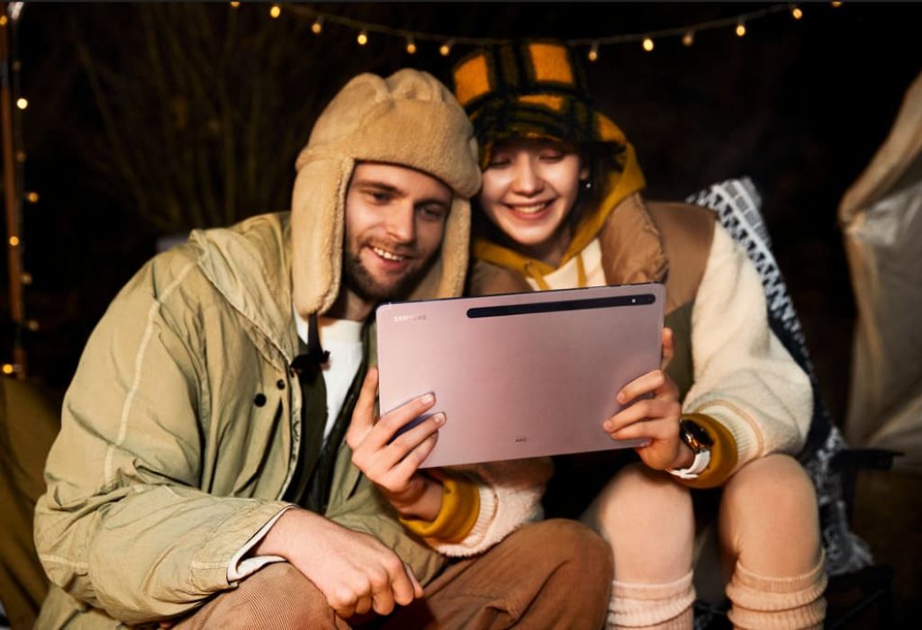 La tableta Galaxy más grande, audaz y versátil de Samsung ofrece un rendimiento potente, una pantalla verdaderamente inmersiva y un ecosistema abierto de dispositivos y socios para trabajar y jugar como nunca antes.
