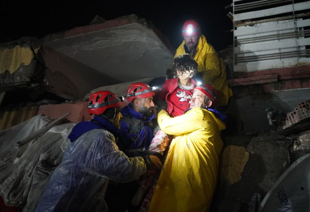 La magnitud inicial de 7,7 El terremoto se produjo justo después de las 04:00 hora local, cuando muchos niños y familias dormían en sus casas, y un segundo terremoto de magnitud 7,5 ocurrió más tarde ese mismo día. (Foto Cortesía de UNICEF)