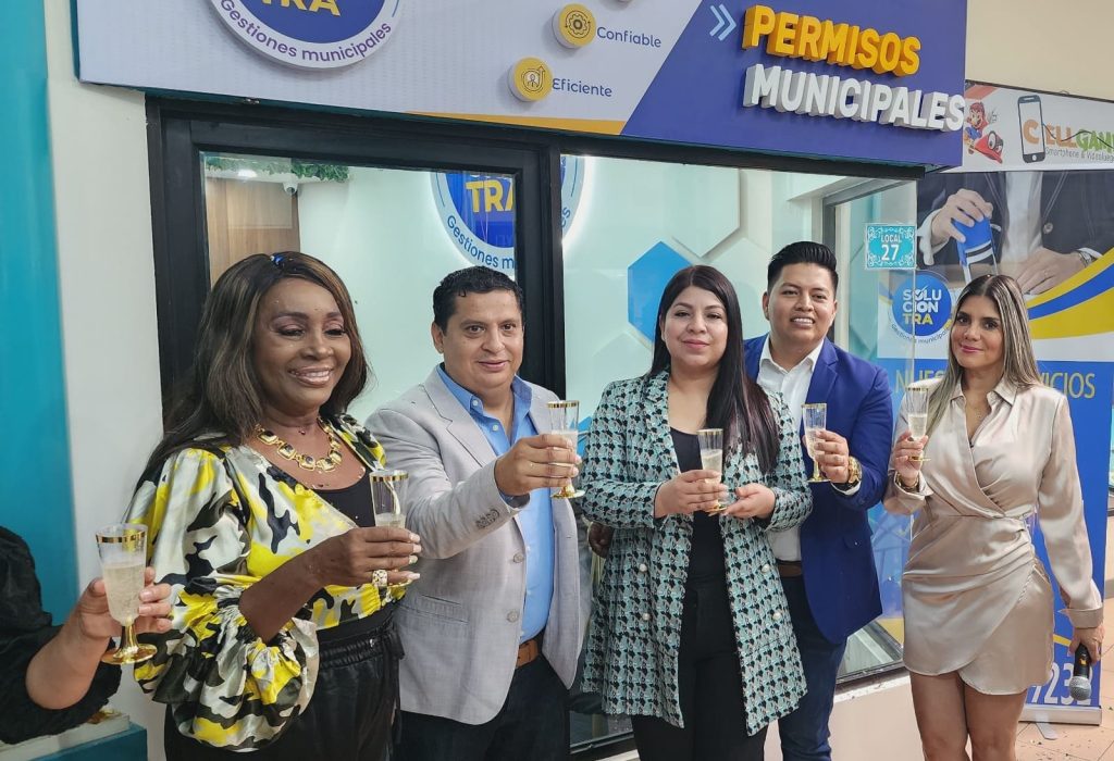 Invitados especiales durante la apertura de Soluciontra. (Foto Cortesía)