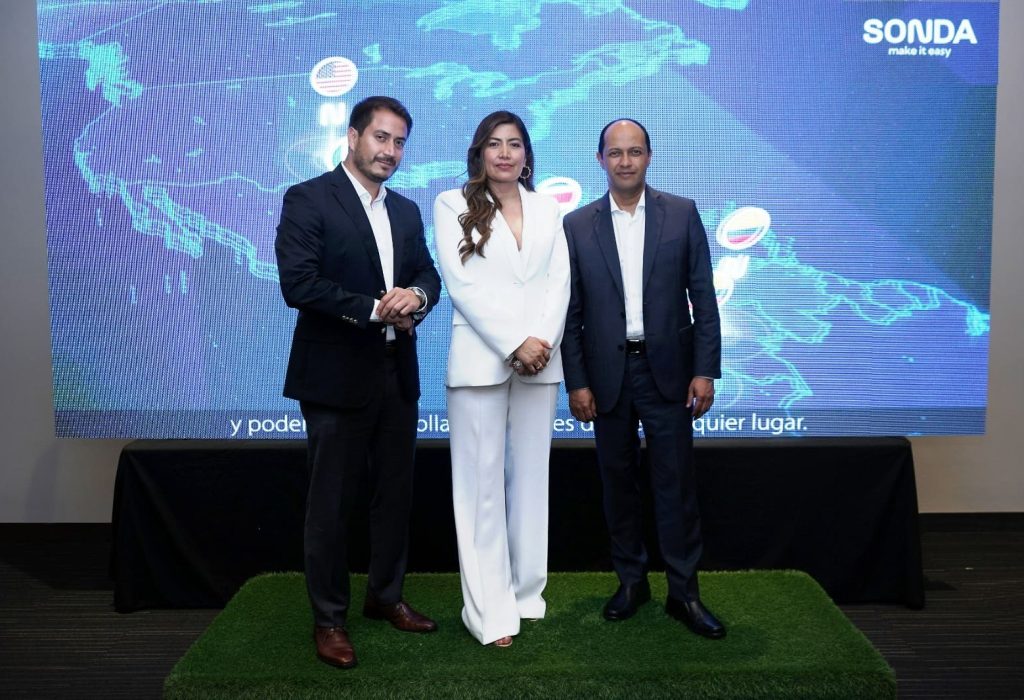 Mauricio Alarcón, gerente Comercial Regional de Banca & Seguros; Silvia Ramos, Country Manager y Gerardo González, director regional Digital Business Clúster Andino de SONDA.