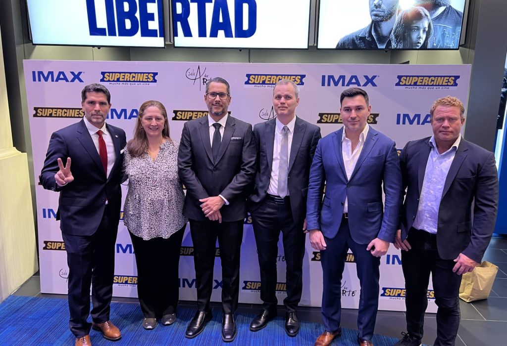 Eduardo Verastegui, Productor y Actor de la película; Maria Elena Lapentti, Gerente de Distribución de Corporación El Rosado; Marcel Morán Gerente General de Supercines; Neal Harmon Ceo de Angel Studios; Juan Hernández, Productor Ejecutivo de la película; y, Tim Ballard personaje real de la película. (Foto Cortesía)