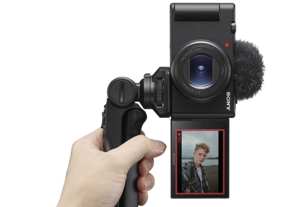 La cámara compacta de lente integrado, perteneciente a la serie de cámaras para vlogs serie ZV, permite a los creadores de contenido llegar a públicos más amplios.