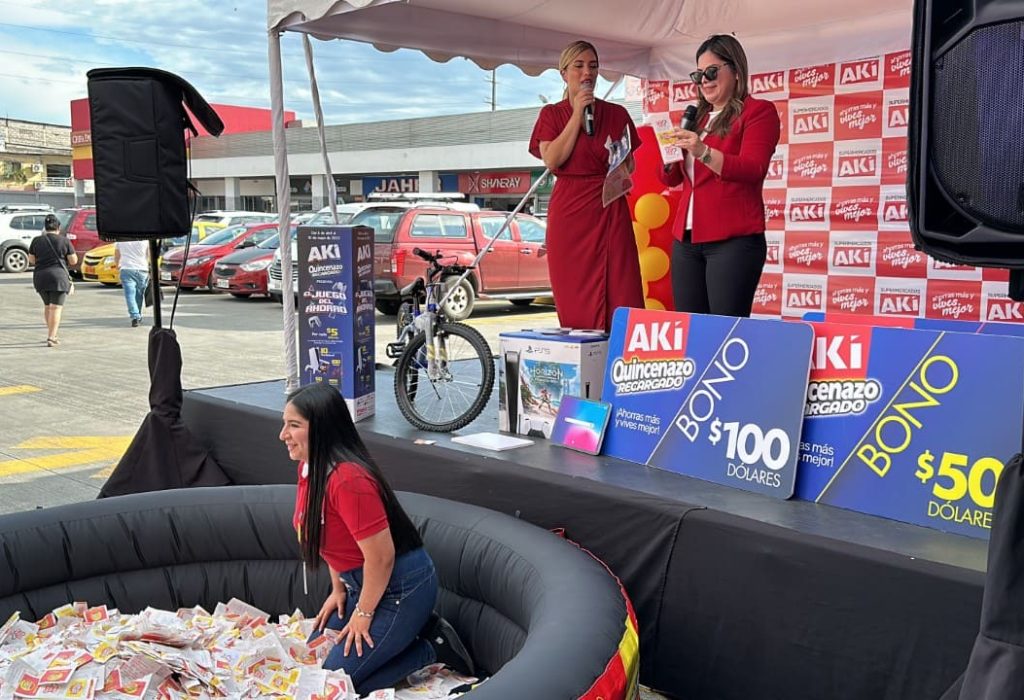 En la foto del sorteo consta María José Castillo, colaboradora de Supermercados AKI. (Foto Cortesía)