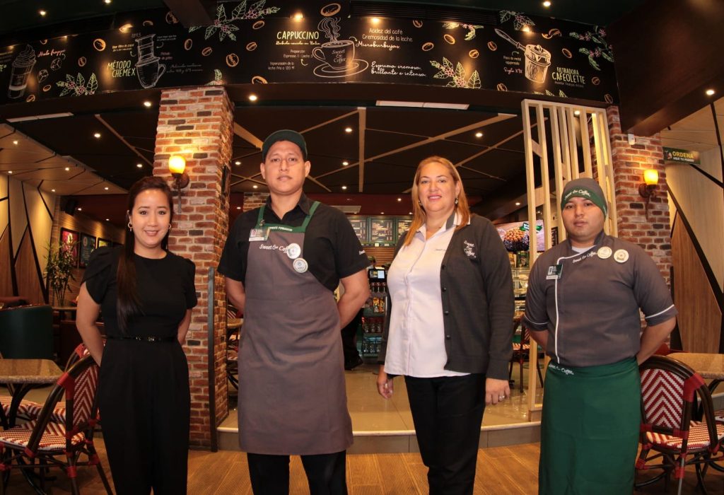En el local Sweet  & Coffee® de Urdesa, apreciamos a: Kic- Ling León Wong, Gerente de marketing de Sweet  & Coffee®; Javier Santos, Gerente Formador; Joisy Martínez, Gerente de Campo; John Toaza, Repostero. (Foto Cortesía)