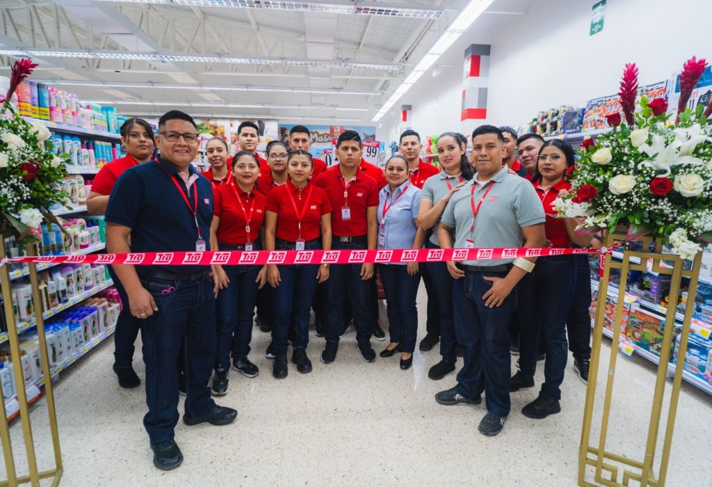 La cadena de supermercados con mayor presencia en Ecuador aperturó dos nuevas tiendas en estas últimas semanas del año: la primera está ubicada en el barrio Santa Martha, en la ciudad de Manta, y la segunda se encuentra situada en la Plaza de San Francisco, en el corazón del Centro Histórico de Quito. (Foto Cortesía)