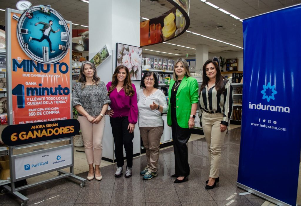 Paola Sofia Delgado Loor – Notaria Segunda del Cantón Quito, Karina Gonzalez – 1era. ganadora de Campaña Madre y Padre con un valor de $6958,87, Gloria Elena Cabrera – 2da. ganadora de Campaña Madre y Padre con un valor de $4645,89, Lorena Fabara – Gerente de Marketing de Todohogar - Comohogar y Rosita Ortiz - Jefe Regional Ventas Norte de Indurama. (Foto Cortesía)