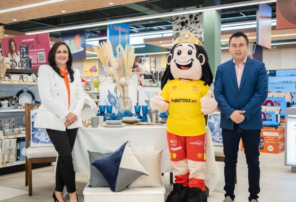 Mónica Aguilera - Gerente de Operaciones Todohogar y Oscar Garzón - Gerente de Marketing Aucas. (Foto Cortesía)