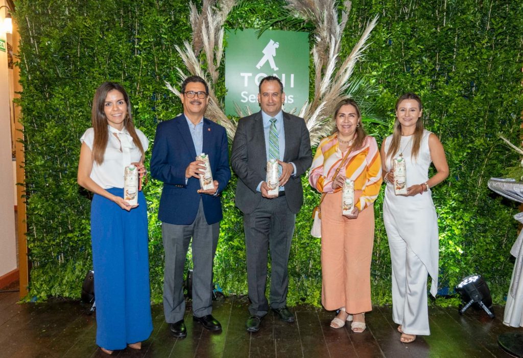 Sofia Sierra, Jefa de Comunicación Corporativa de Arca Continental Ecuador junto a Francisco Alemán, Decano de la Facultad de Emprendimiento, Negocios y Economía; Alfredo Rodríguez, Director de Marketing y Estrategia Comercial de Tonicorp; Janeth Campoverde y Daniela Naula representante de la Universidad Espíritu Santo (UEES). (Foto Cortesía)