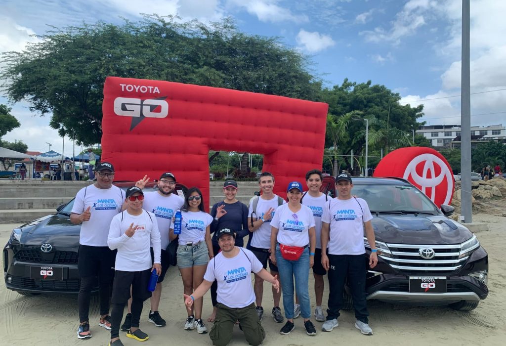 Por segunda ocasión Toyota del Ecuador participó en esta actividad que promueve el cuidado de los océanos y la concientización de no contaminar las playas con basura. En esta minga participaron 25 voluntarios de la empresa. (Foto Cortesía)
