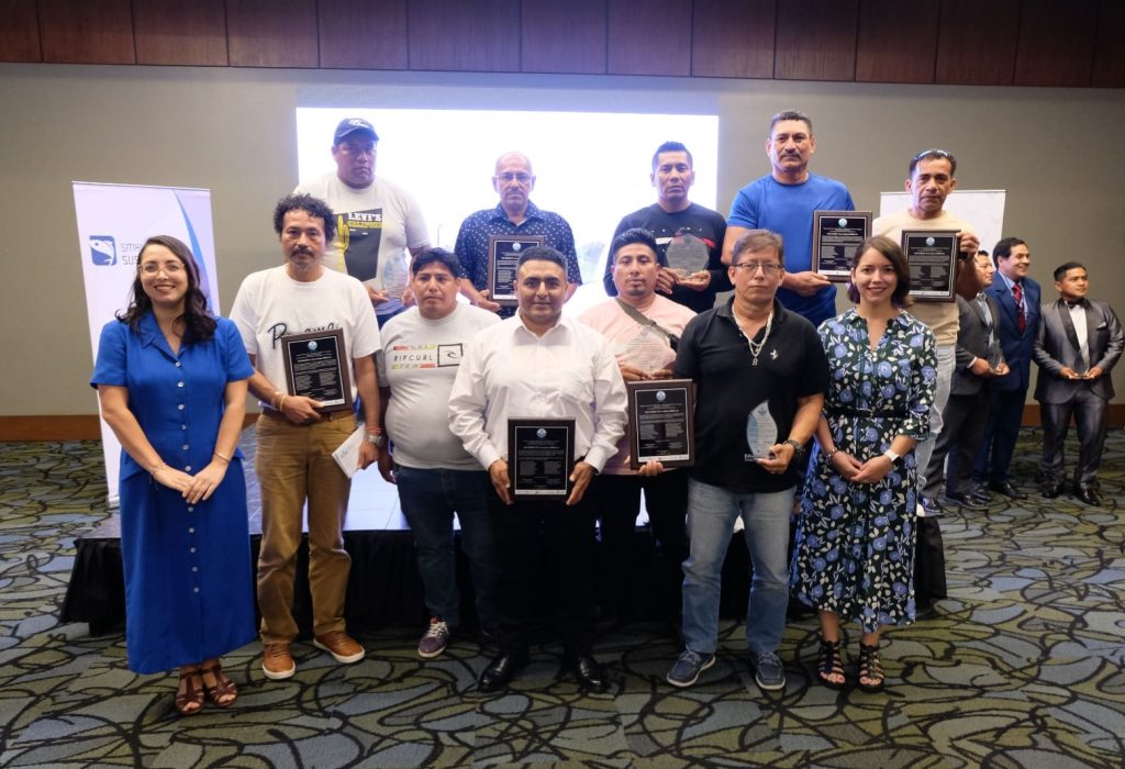 Tripulantes de NIRSA recibiendo los reconocimientos junto a capacitadoras de la Cámara Nacional de Pesquería, del programa Pesca Responsable. (Foto Cortesía)